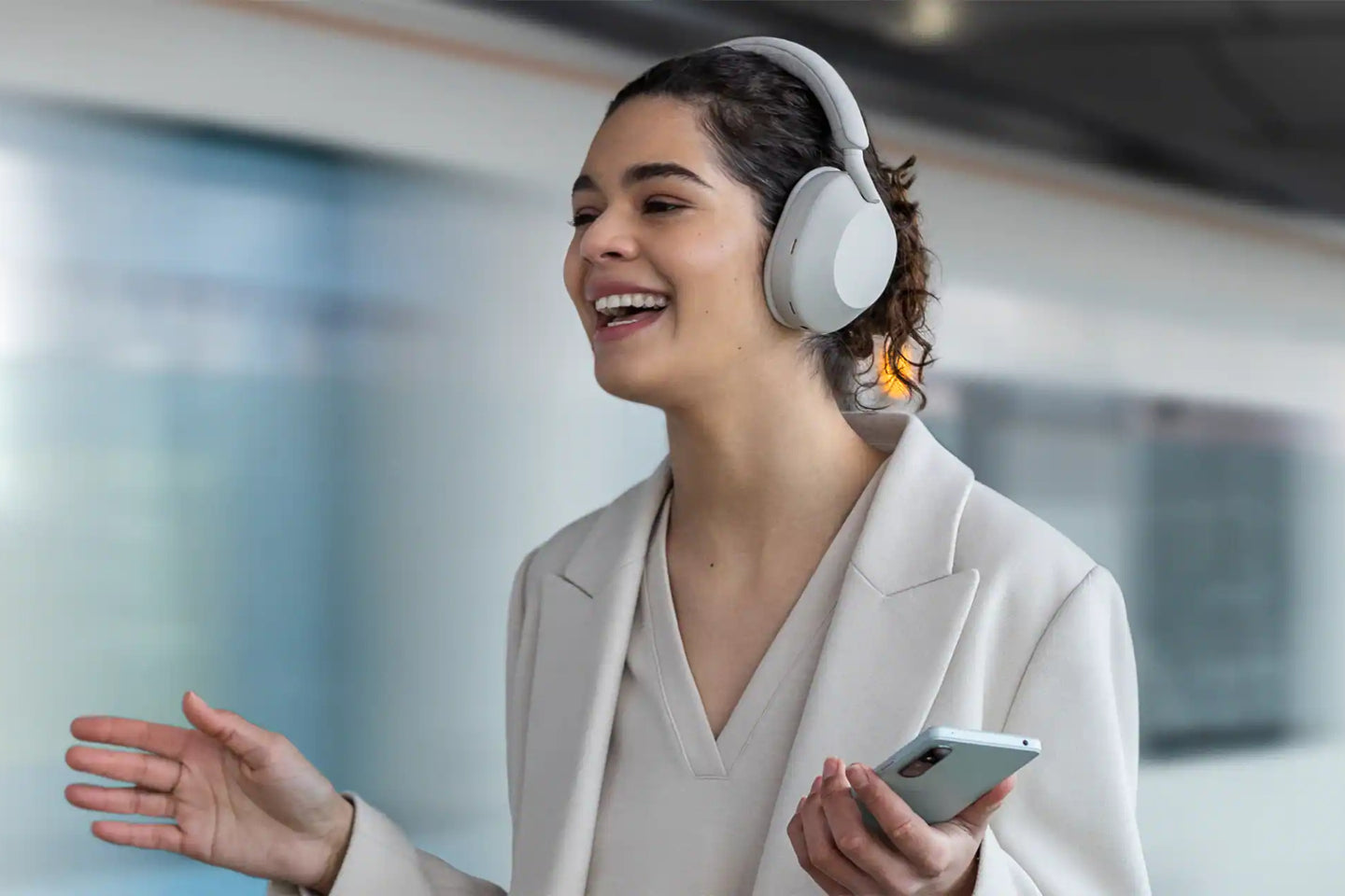 Sony WH-1000XM5 Audífonos inalámbricos con Cancelación de Ruido, Plateado
